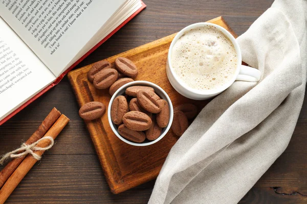 ホットドリンクのためのおいしいスナックの概念 コーヒー種子の形のクッキー — ストック写真