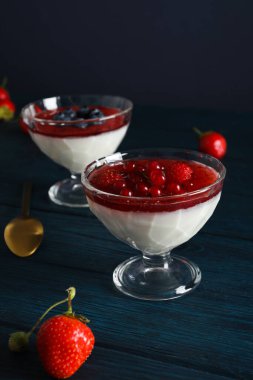 Lezzetli ve tatlı tatlı - Panna Cotta, lezzetli tatlı konsepti için kompozisyon