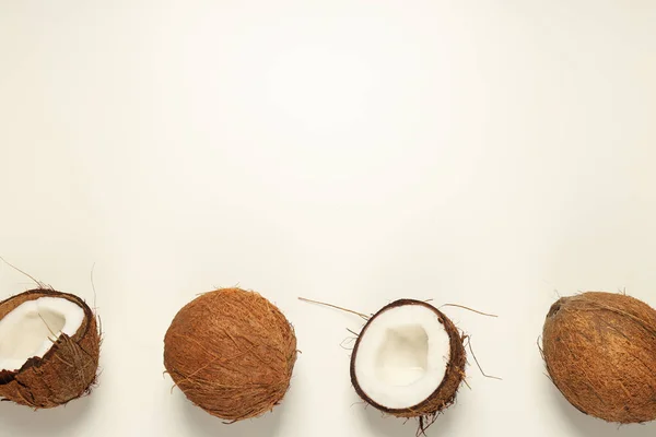 Composición Para Concepto Verano Con Coco Sobre Fondo Blanco — Foto de Stock