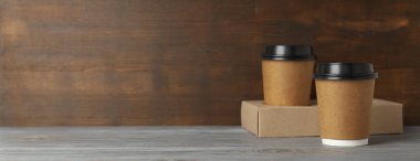 Boş kağıt bardaklar, dağıtım için kompozisyon ve paket konsepti, metin için alan