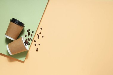 Boş kağıt bardaklar, dağıtım için kompozisyon ve paket konsepti, metin için alan