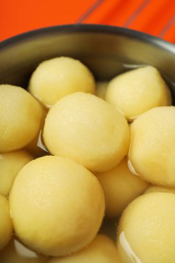 Haşlanmış taze patatesle yemek pişirme kavramı