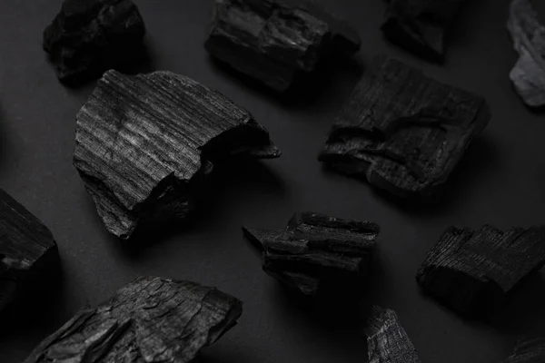 黑色背景的天然木材或硬木木炭 — 图库照片