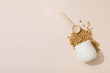 Beyaz arkaplanda soya tohumları, metin için boşluk