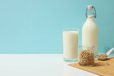 Soya sütü ve soya, sağlıklı besin konsepti için kompozisyon.