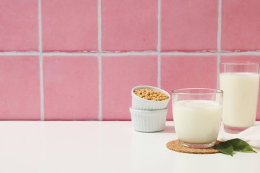 Soya sütü ve soya, sağlıklı besin konsepti için kompozisyon.