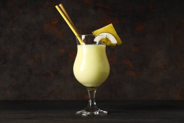 Taze yaz kokteyli - Pina colada, taze yaz içeceği konsepti