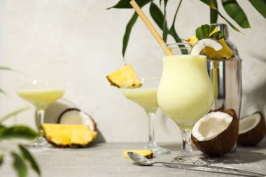 Taze yaz kokteyli - Pina colada, taze yaz içeceği konsepti