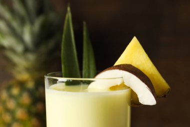 Taze yaz kokteyli - Pina colada, taze yaz içeceği konsepti