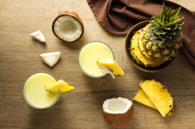 Taze yaz kokteyli - Pina colada, taze yaz içeceği konsepti