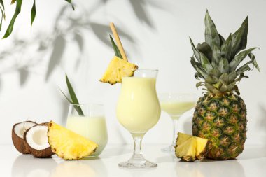 Taze yaz kokteyli - Pina colada, taze yaz içeceği konsepti