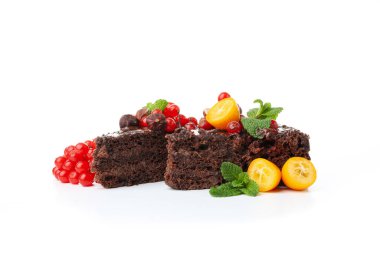 Tatlı, beyaz arka planda izole edilmiş çikolatalı pasta.