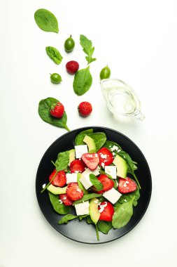 Lezzetli yemek kavramı, çilekli salata, üst manzara.