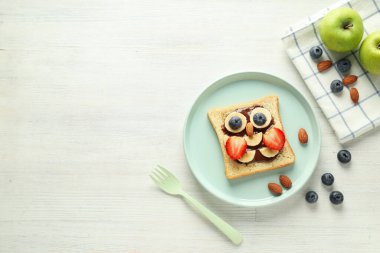 Lezzetli bir kahvaltı ya da çocuk için öğle yemeği. Tost, çocuğun götürebileceği yemek.