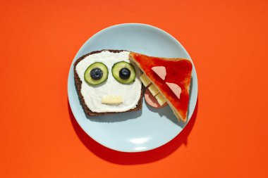 Lezzetli bir kahvaltı ya da çocuk için öğle yemeği. Tost, çocuğun götürebileceği yemek.