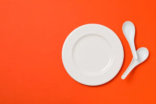 空白の皿で最小限のテーブル設定 テキストのためのスペース — ストック写真