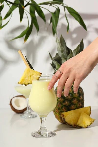 新鲜夏季鸡尾酒 Pina Colada 新鲜夏季饮料概念 — 图库照片