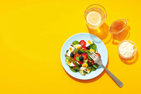 Konsep Makanan Lezat Salad Dengan Stroberi Ruang Untuk Teks — Stok Foto