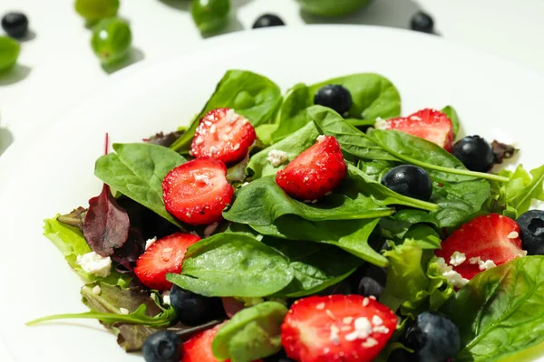 味道鲜美的食物概念 沙拉加草莓 — 图库照片