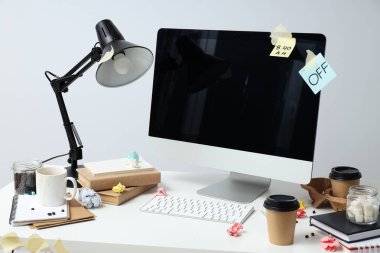 Dağınık ofis işyeri, işyeri ve çalışma alanı kavramı