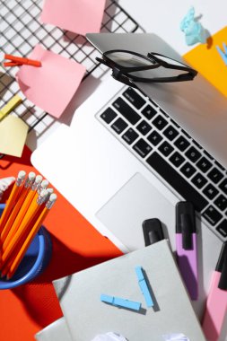 Dağınık ofis işyeri, işyeri ve çalışma alanı kavramı