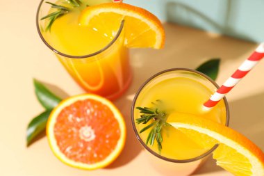 Turuncu kokteyl, taze lezzetli yaz turunçgil kokteyli konsepti.