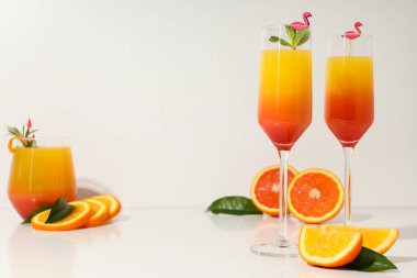 Turuncu kokteyl, taze lezzetli yaz turunçgil kokteyli konsepti.