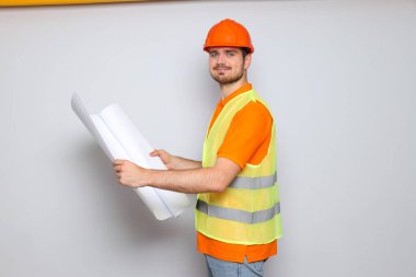 Güvenlik şapkalı genç adam.