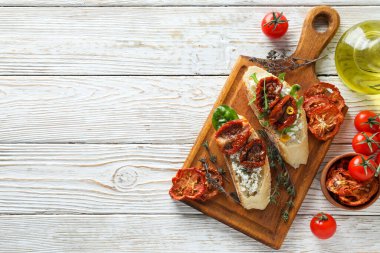 Güneşte kurutulmuş domatesli sandviç. Lezzetli atıştırmalık konsepti.