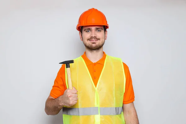 安全帽子の若い男の土木技師 — ストック写真
