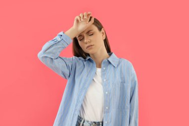 Pembe Arkaplanda Baş Ağrısı Olan Genç Kadın