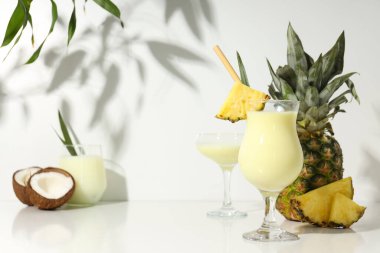 Taze yaz kokteyli - Pina colada, taze yaz içeceği konsepti