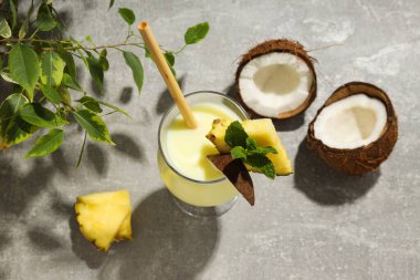 Taze yaz kokteyli - Pina colada, taze yaz içeceği konsepti