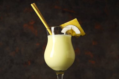 Taze yaz kokteyli - Pina colada, taze yaz içeceği konsepti