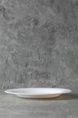 Gri desenli tabloda boş tabak, metin için boşluk