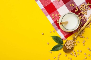 Soya sütü ve soya, sağlıklı besin konsepti için kompozisyon.