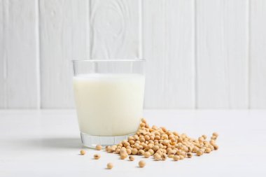 Soya sütü ve soya, sağlıklı besin konsepti için kompozisyon.