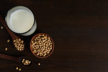 Soya sütü ve soya, sağlıklı besin konsepti için kompozisyon.