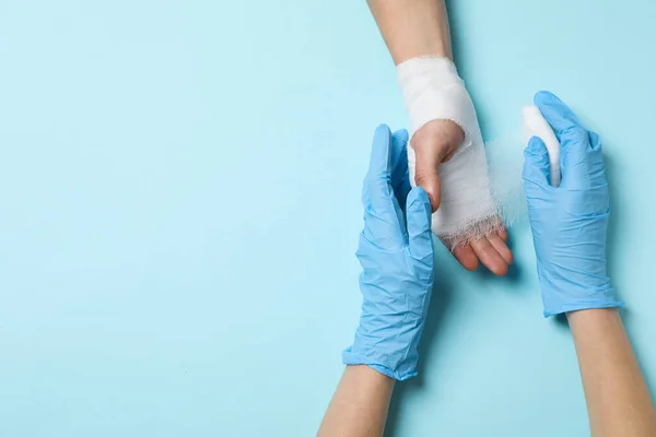 Conceito Ajuda Durante Uma Lesão Médico Embrulhando Mão Bandagem Fundo — Fotografia de Stock