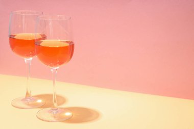 Bir bardak şarap, nefis bir içki, mesaj için yer.