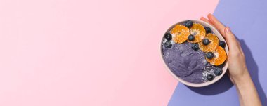 Acai smoothie, lezzetli ve sağlıklı kahvaltı kavramı.