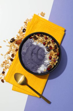 Acai smoothie, lezzetli ve sağlıklı kahvaltı kavramı.