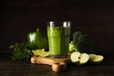 Yeşil detoks smoothie, sağlıklı beslenme ve sağlıklı yaşam tarzı kavramı