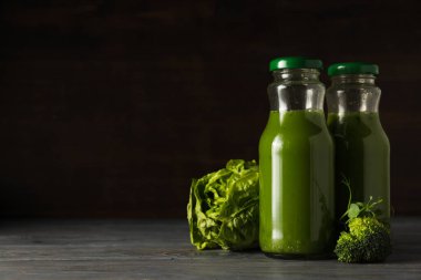 Yeşil detoks smoothie, sağlıklı beslenme ve sağlıklı yaşam tarzı kavramı