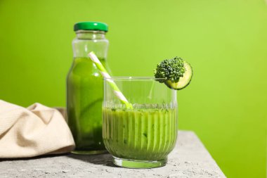 Yeşil detoks smoothie, sağlıklı beslenme ve sağlıklı yaşam tarzı kavramı