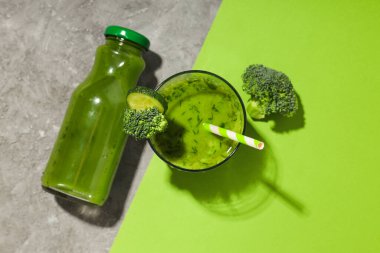 Yeşil detoks smoothie, sağlıklı beslenme ve sağlıklı yaşam tarzı kavramı