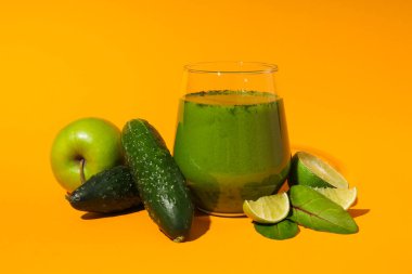 Yeşil detoks smoothie, sağlıklı beslenme ve sağlıklı yaşam tarzı kavramı