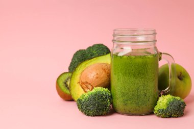 Yeşil detoks smoothie, sağlıklı beslenme ve sağlıklı yaşam tarzı kavramı