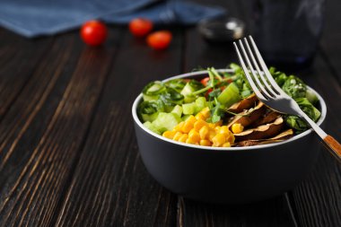 Lezzetli ve besleyici yiyeceklerle kase, metin için yer