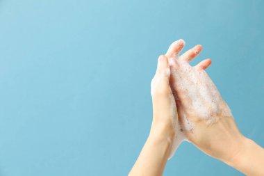 Köpüklü eller, spa, güzellik prosedürleri ve cilt bakımı konsepti